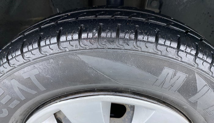 2016 Renault Kwid RXT, Petrol, Manual, 14,739 km, Right Front Tyre Tread