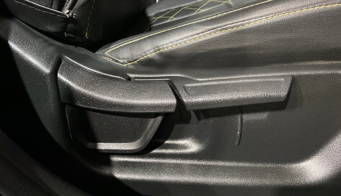 2025 Hyundai NEW I20 ASTA 1.2 MT, Petrol, Manual, 49,110 km, Driver Side Adjustment Panel