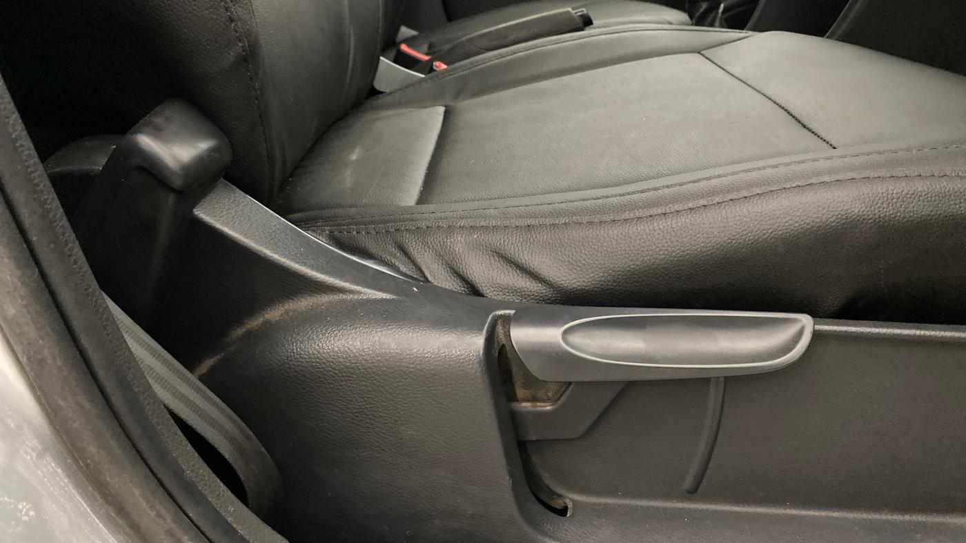 2015 Volkswagen Polo COMFORTLINE 1.2L, Petrol, Manual, 1,04,357 km, Driver Side Adjustment Panel