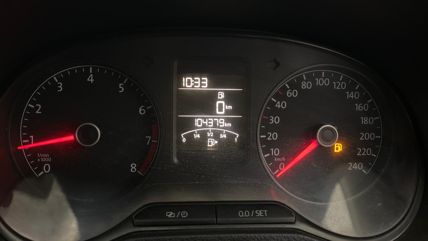 2015 Volkswagen Polo COMFORTLINE 1.2L, Petrol, Manual, 1,04,357 km, Odometer Image