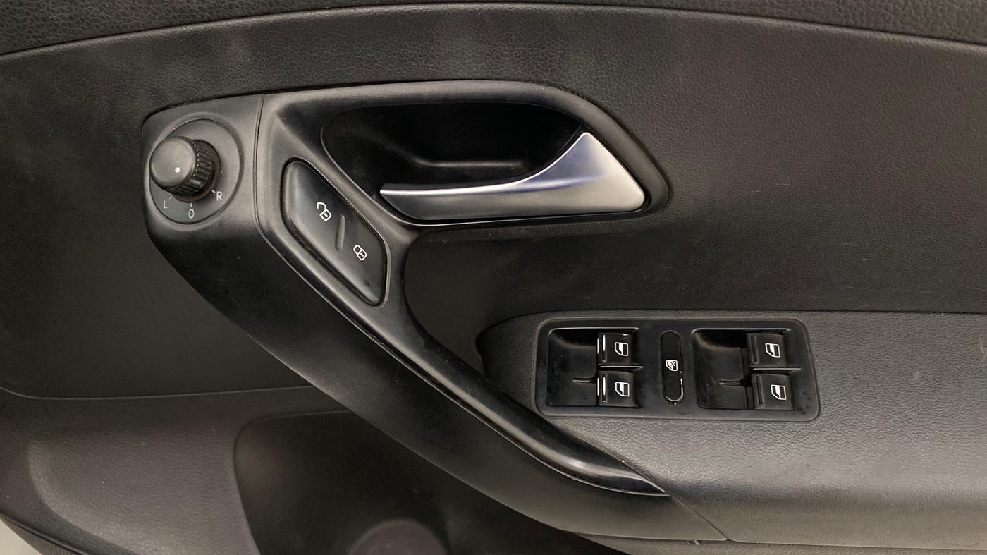2015 Volkswagen Polo COMFORTLINE 1.2L, Petrol, Manual, 1,04,357 km, Driver Side Door Panels Control