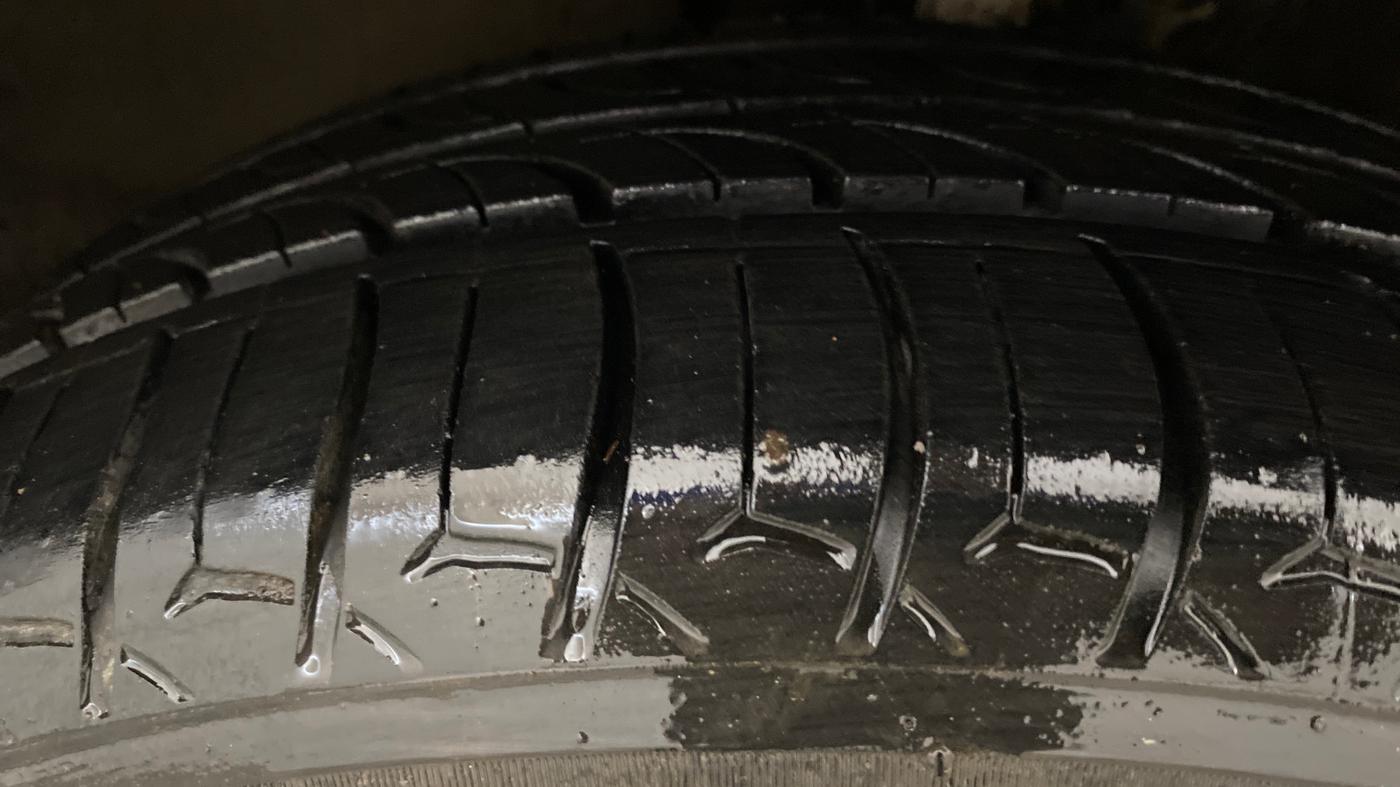 2015 Volkswagen Polo COMFORTLINE 1.2L, Petrol, Manual, 1,04,357 km, Left Front Tyre Tread