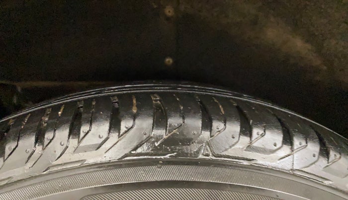 2018 Mahindra MARAZZO M2 8 STR, Diesel, Manual, 77,219 km, Right Rear Tyre Tread