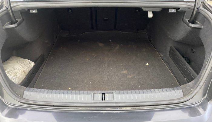 2018 Volkswagen Passat HIGHLINE DSG, Diesel, Automatic, 80,437 km, Boot Inside