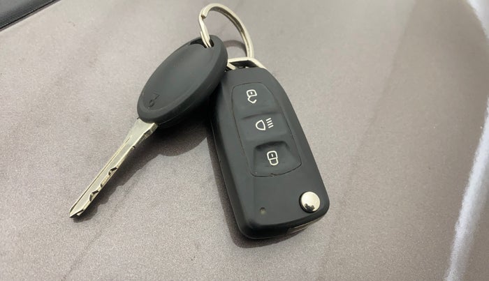 2019 Tata Tiago XT PETROL, CNG, Manual, 51,927 km, Key Close Up