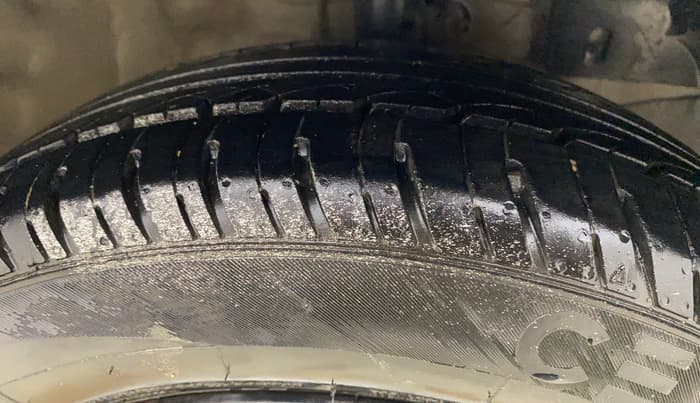 2014 Honda Brio S MT, Petrol, Manual, 48,307 km, Right Front Tyre Tread
