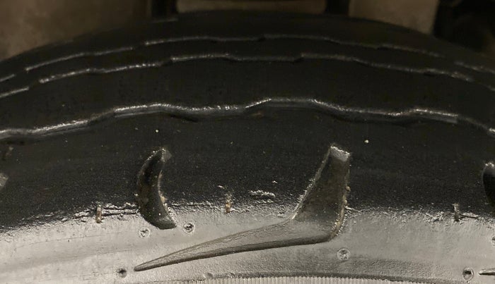 2016 Mahindra TUV300 T8, Diesel, Manual, 55,597 km, Right Front Tyre Tread