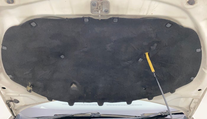 2016 Volkswagen Vento HIGHLINE PETROL AT, Petrol, Automatic, 1,03,296 km, Bonnet (hood) - Insulation cover has minor damage