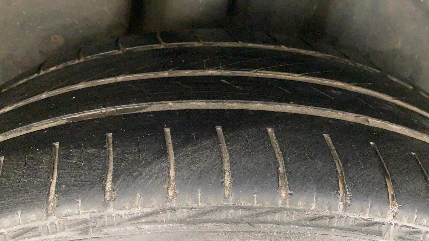2016 Volkswagen Vento HIGHLINE PETROL AT, Petrol, Automatic, 1,03,296 km, Right Rear Tyre Tread