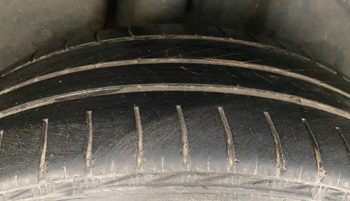 2016 Volkswagen Vento HIGHLINE PETROL AT, Petrol, Automatic, 1,03,296 km, Right Rear Tyre Tread