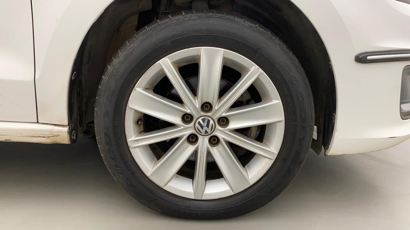 2016 Volkswagen Vento HIGHLINE PETROL AT, Petrol, Automatic, 1,03,296 km, Right Front Wheel