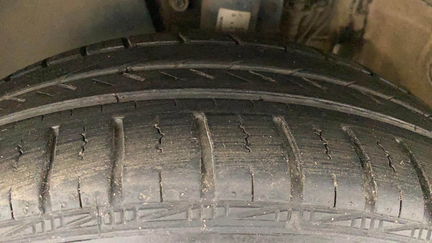 2016 Volkswagen Vento HIGHLINE PETROL AT, Petrol, Automatic, 1,03,296 km, Left Front Tyre Tread