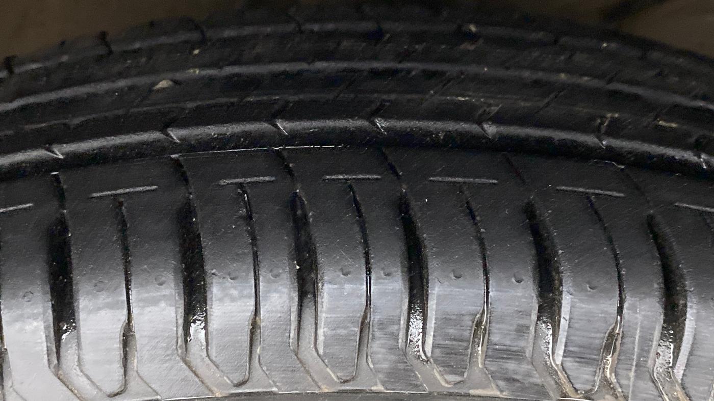 2018 Maruti Swift VXI D, Petrol, Manual, 17,239 km, Right Front Tyre Tread
