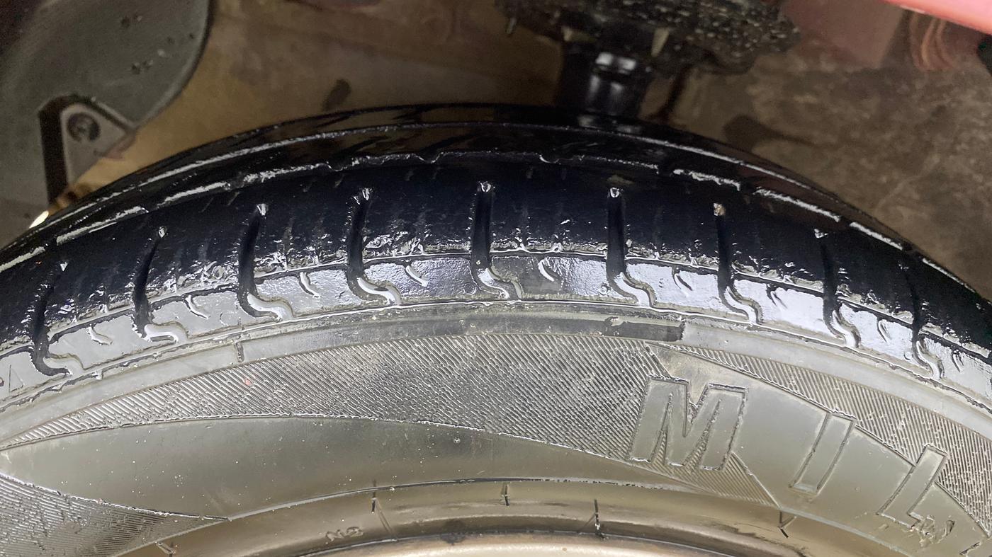2016 Hyundai Grand i10 ASTA (O) AT 1.2 KAPPA VTVT, CNG, Automatic, 1,17,677 km, Left Front Tyre Tread