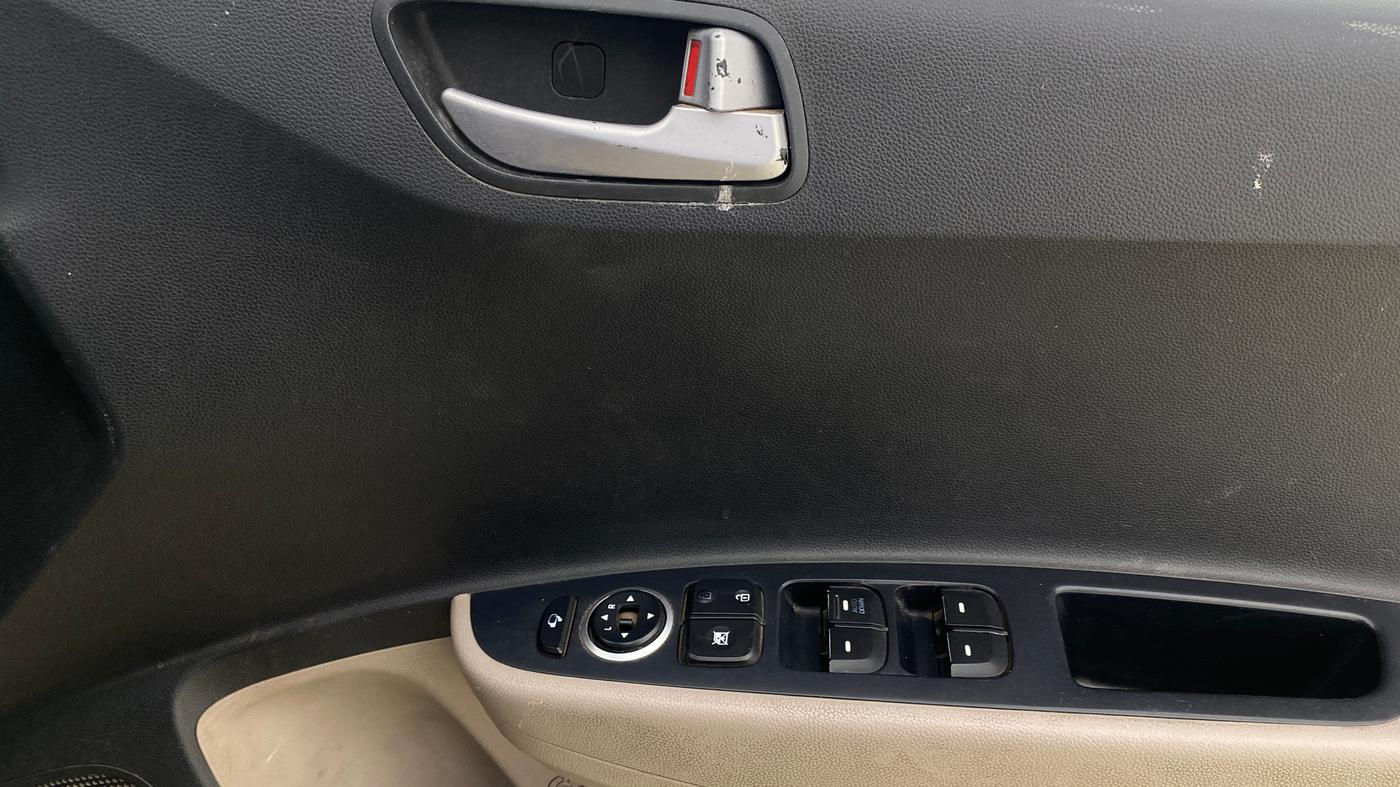 2016 Hyundai Grand i10 ASTA (O) AT 1.2 KAPPA VTVT, CNG, Automatic, 1,17,677 km, Driver Side Door Panels Control
