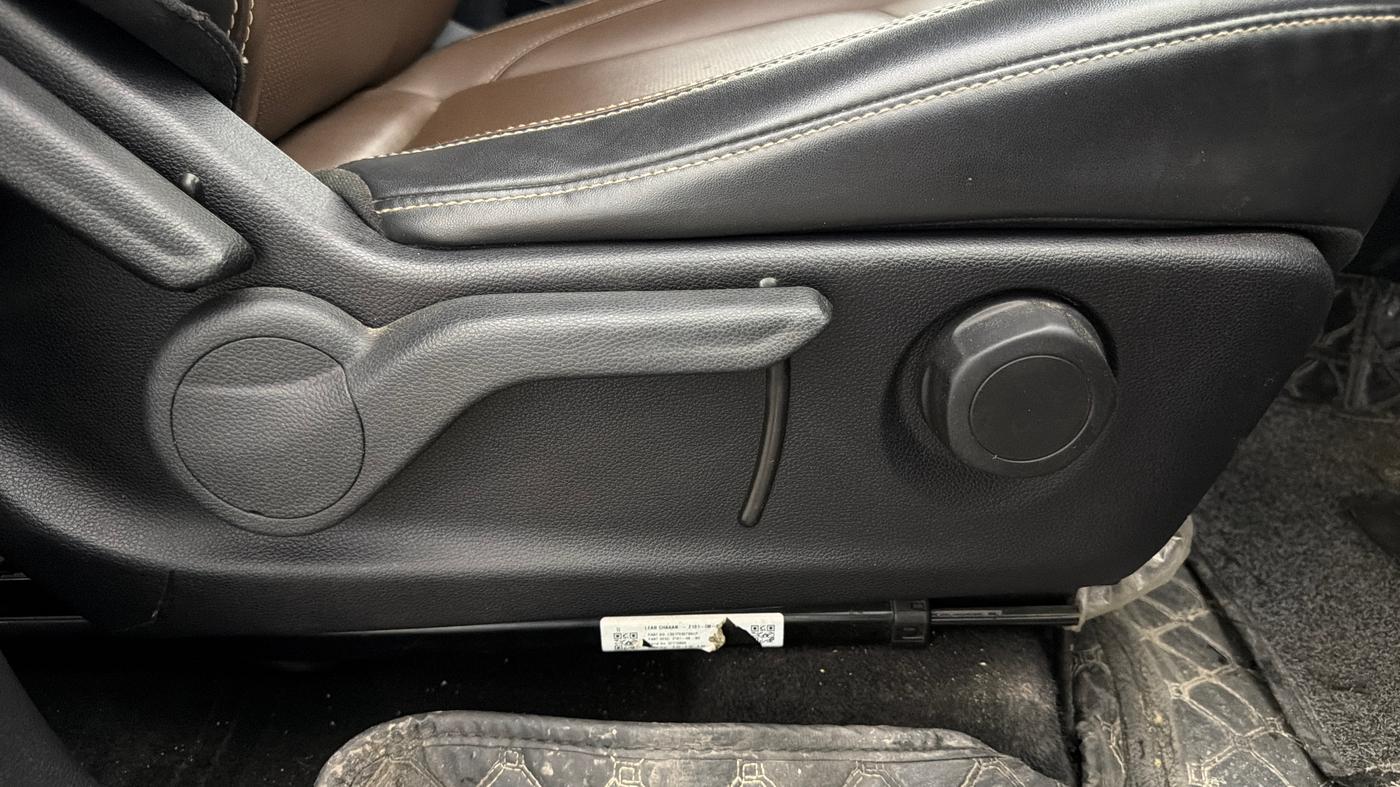 2023 Mahindra SCORPIO-N Z8 PETROL AT 7 STR, Petrol, Automatic, 1,00,822 km, Driver Side Adjustment Panel