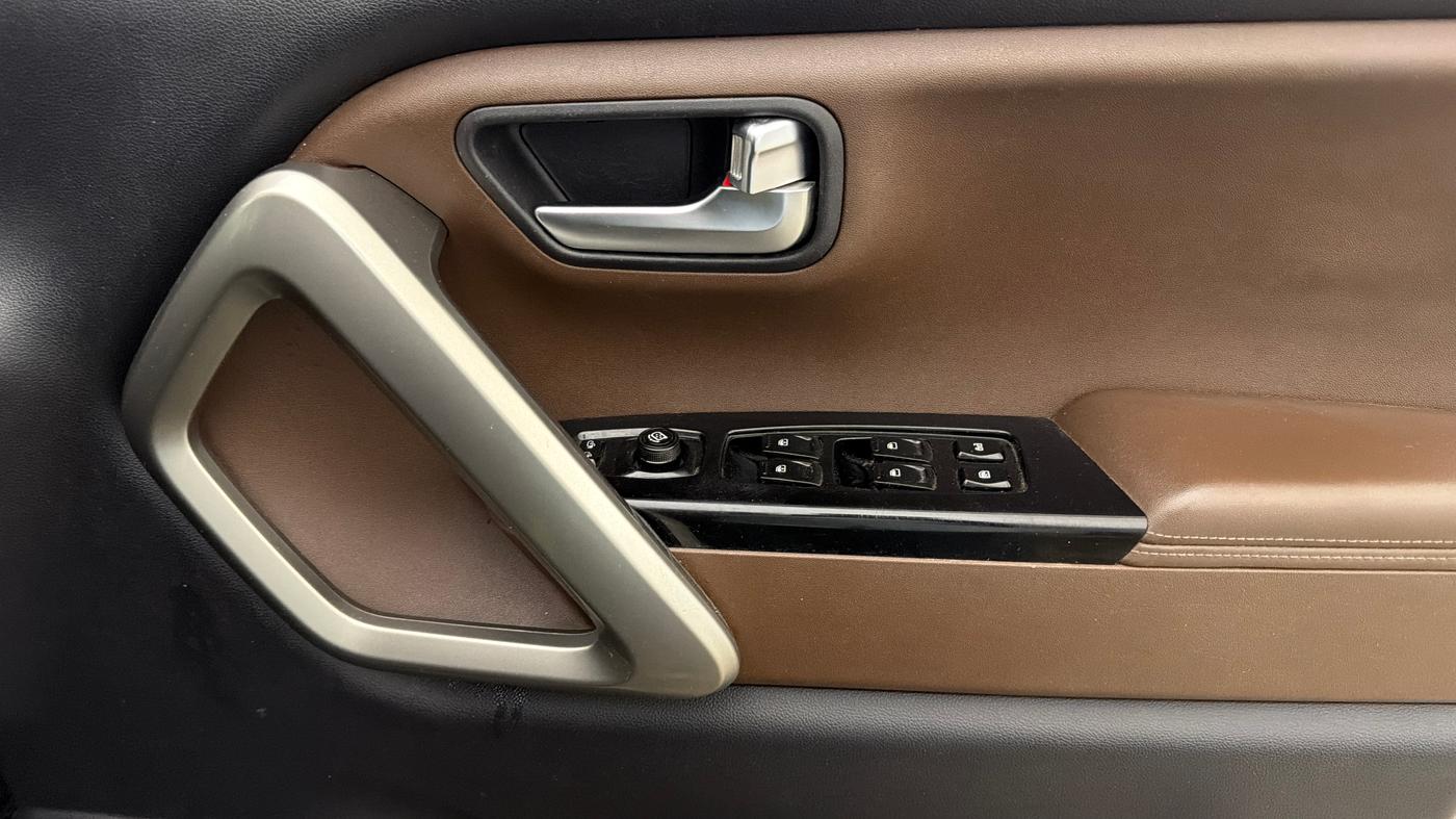 2023 Mahindra SCORPIO-N Z8 PETROL AT 7 STR, Petrol, Automatic, 1,00,822 km, Driver Side Door Panels Control