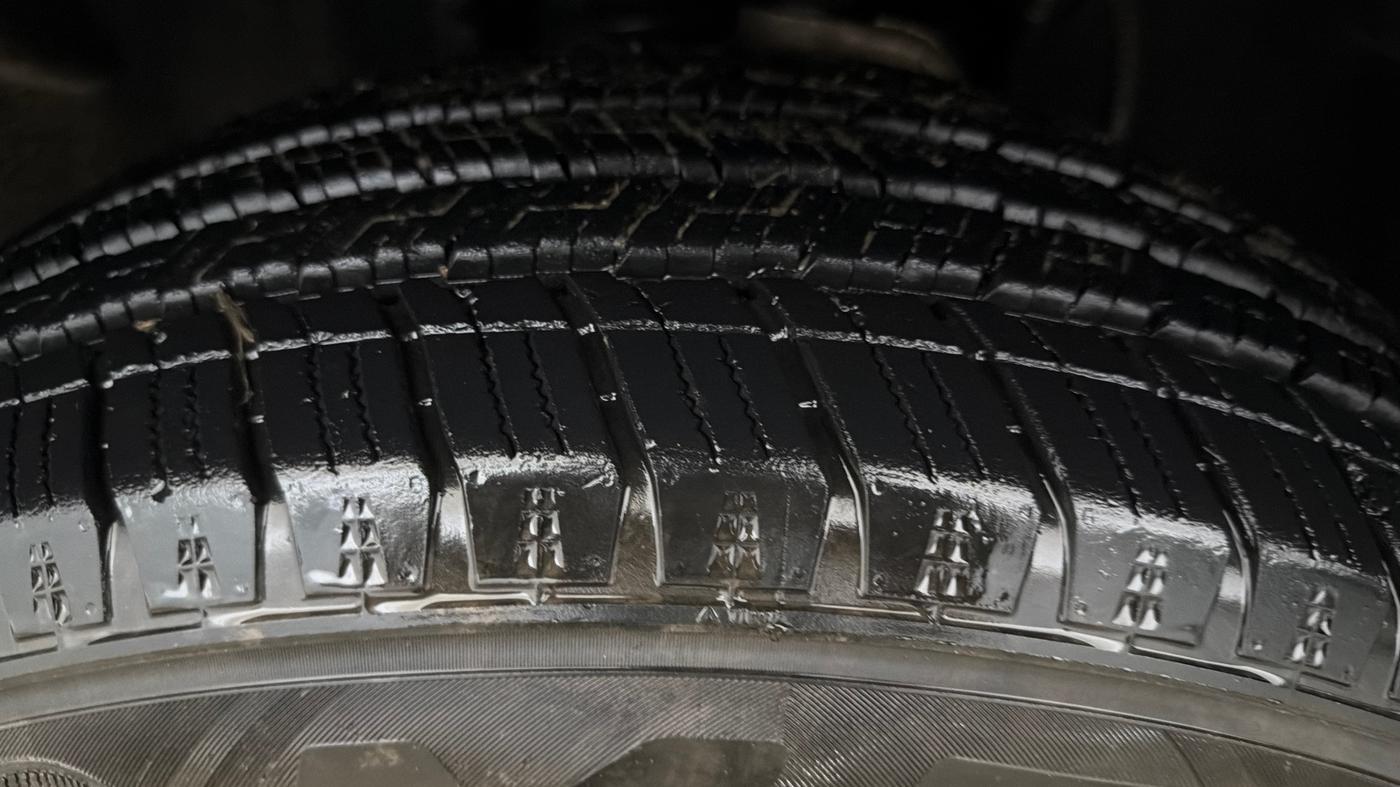 2023 Mahindra SCORPIO-N Z8 PETROL AT 7 STR, Petrol, Automatic, 1,00,822 km, Left Front Tyre Tread