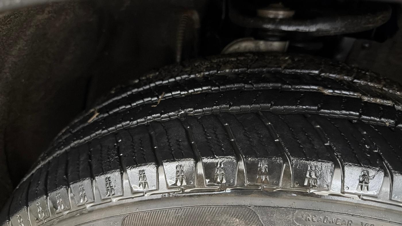 2023 Mahindra SCORPIO-N Z8 PETROL AT 7 STR, Petrol, Automatic, 1,00,822 km, Right Front Tyre Tread