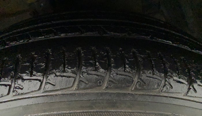 2017 Maruti Ciaz ZETA DIESEL 1.3, Diesel, Manual, 90,677 km, Left Front Tyre Tread