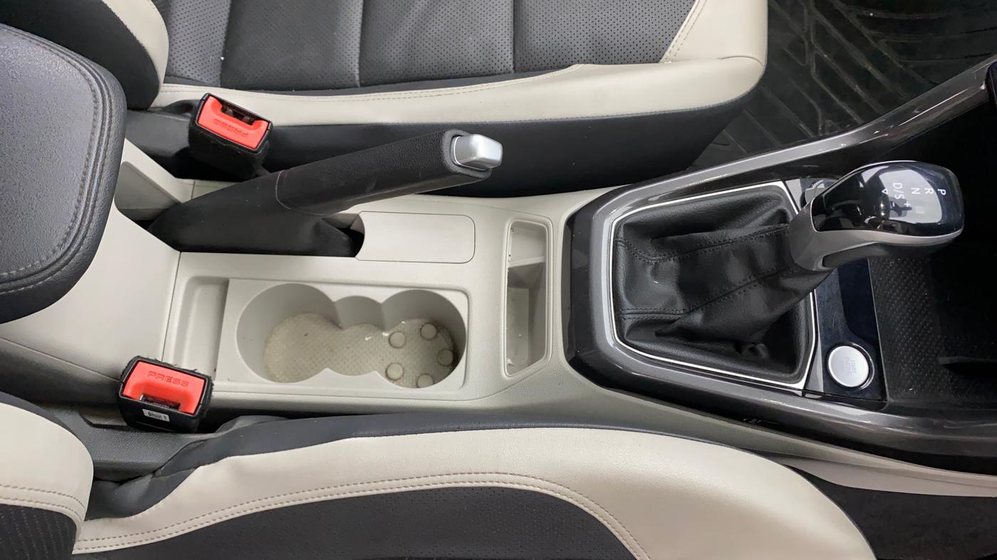 2023 Volkswagen TAIGUN TOPLINE 1.0 TSI AT, Petrol, Automatic, 34,848 km, Gear Lever