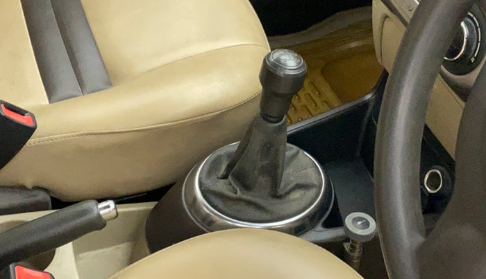 2011 Hyundai i20 MAGNA 1.2, Petrol, Manual, 75,146 km, Gear lever - Boot cover slightly torn