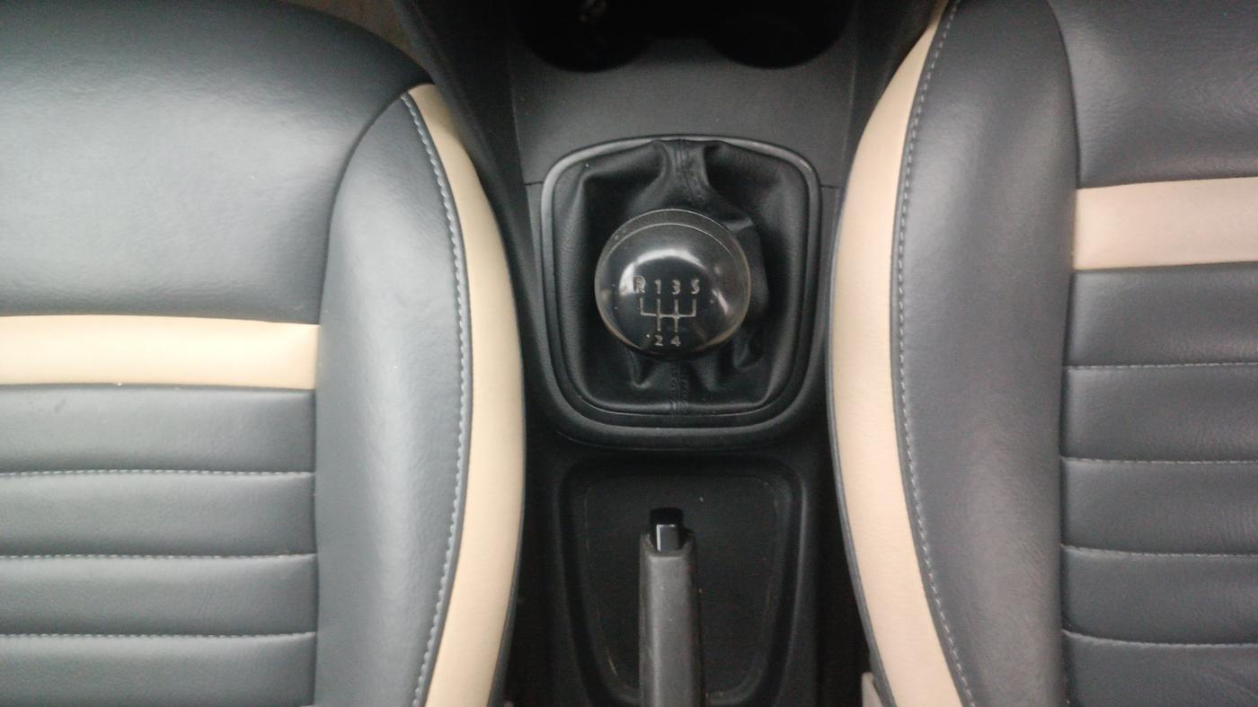 2014 Volkswagen Polo COMFORTLINE 1.2L, Petrol, Manual, 38,425 km, Gear Lever