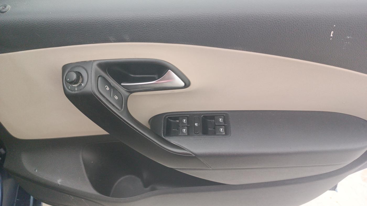 2014 Volkswagen Polo COMFORTLINE 1.2L, Petrol, Manual, 38,425 km, Driver Side Door Panels Control