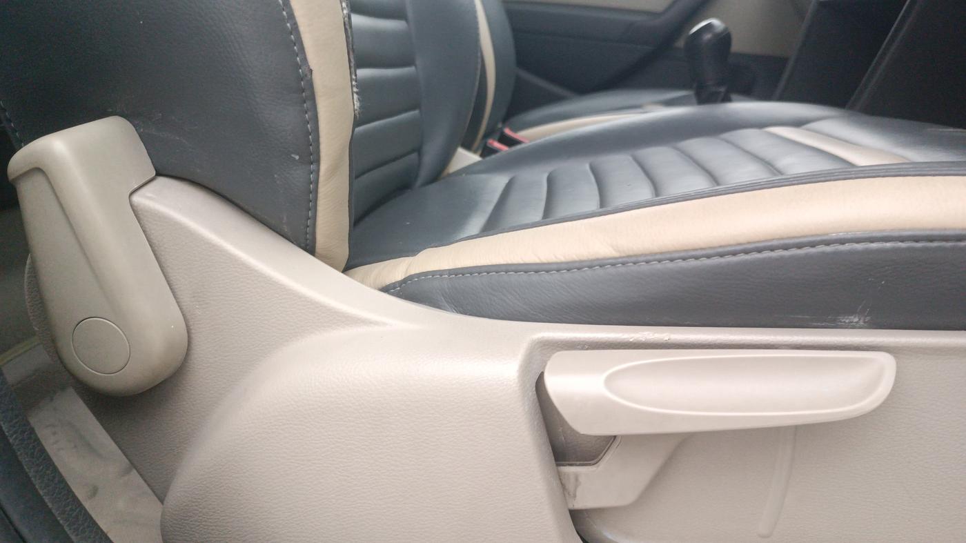2014 Volkswagen Polo COMFORTLINE 1.2L, Petrol, Manual, 38,425 km, Driver Side Adjustment Panel