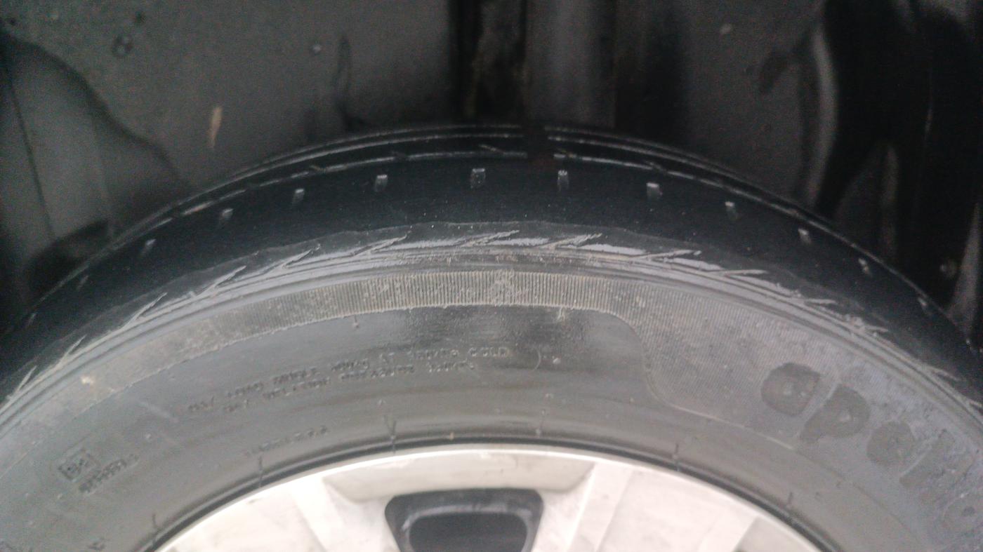 2014 Volkswagen Polo COMFORTLINE 1.2L, Petrol, Manual, 38,425 km, Left Rear Tyre Tread