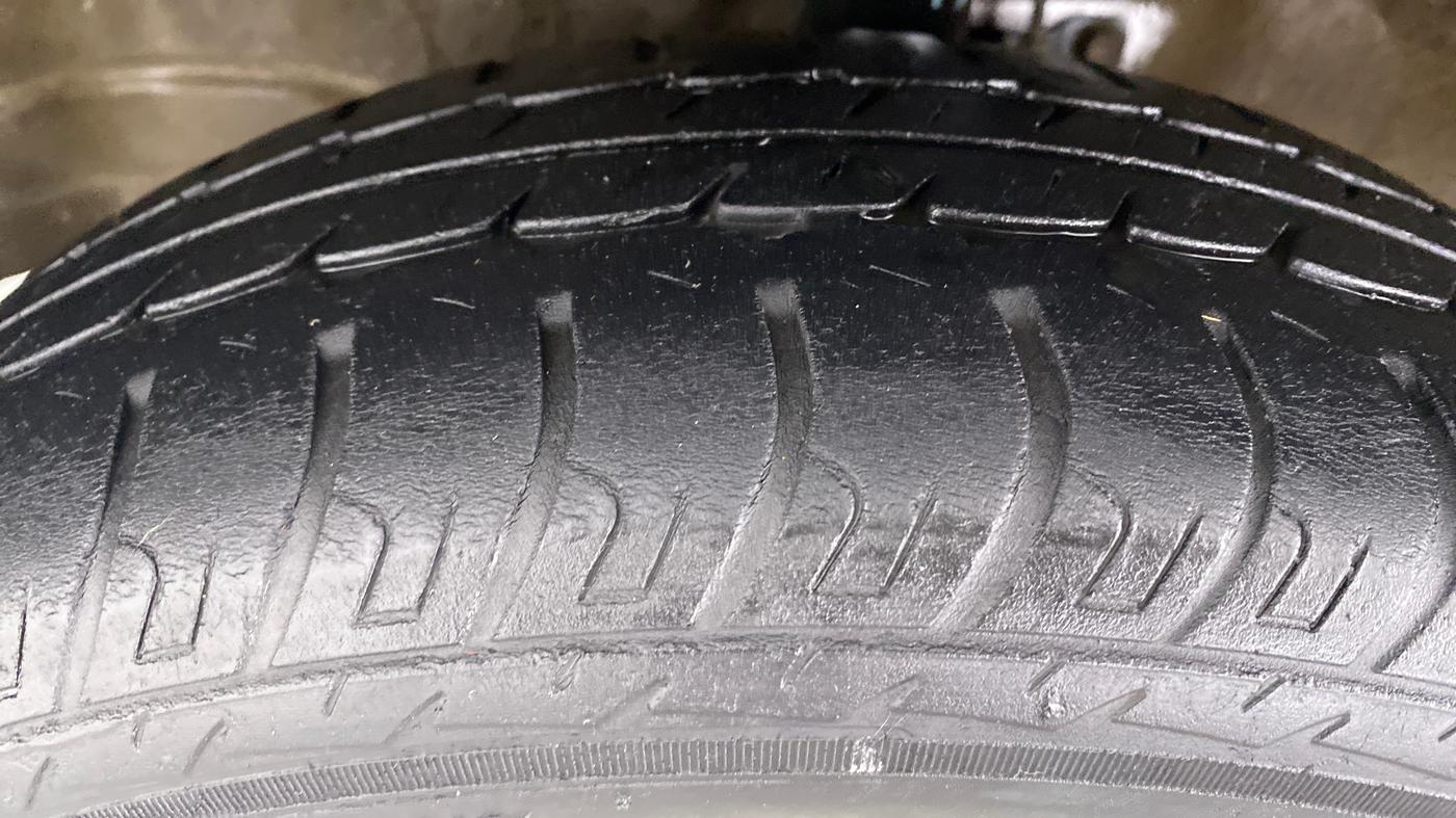2013 Maruti Wagon R 1.0 VXI, Petrol, Manual, 40,451 km, Left Front Tyre Tread