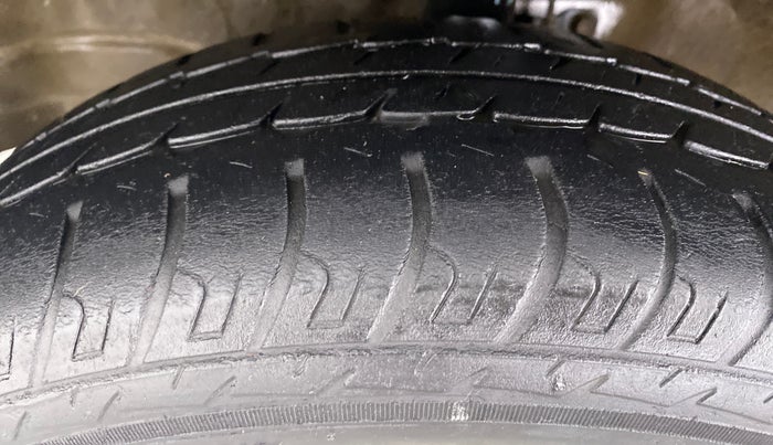 2013 Maruti Wagon R 1.0 VXI, Petrol, Manual, 40,451 km, Left Front Tyre Tread