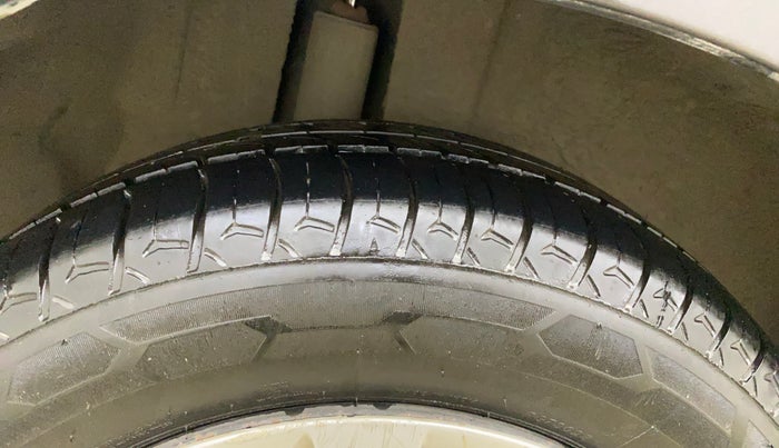 2015 Maruti Ertiga VXI, Petrol, Manual, 46,143 km, Right Rear Tyre Tread