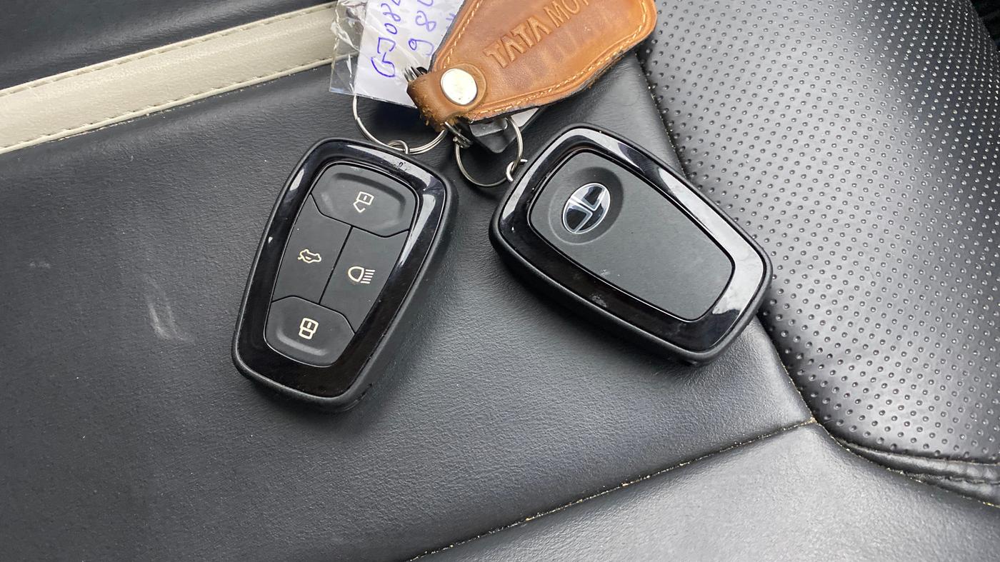 2023 Tata NEXON CREATIVE DUAL TONE 1.2 PETROL, Petrol, Manual, 13,722 km, Key Close Up