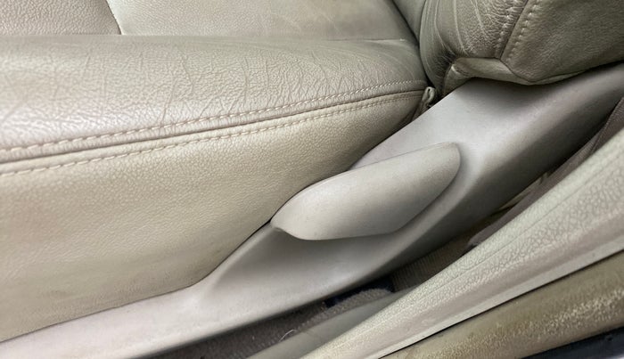 2010 Toyota Corolla Altis G DIESEL, Diesel, Manual, 51,139 km, Front left seat (passenger seat) - Seat adjuster makes minor noise