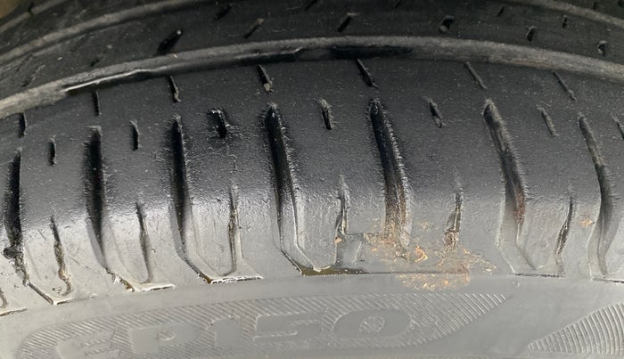 2016 Maruti Baleno SIGMA PETROL 1.2, Petrol, Manual, 1,01,466 km, Right Front Tyre Tread