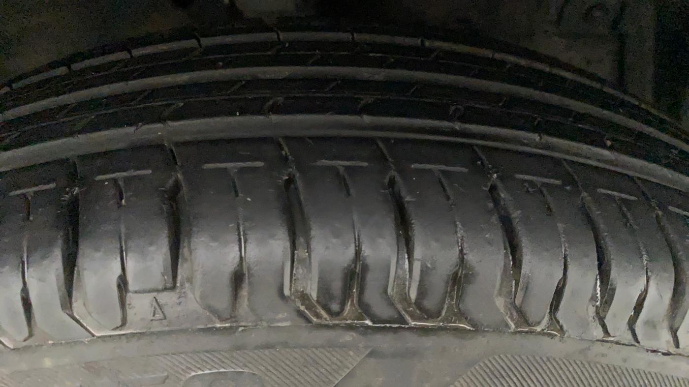 2014 Maruti Swift VXI, Petrol, Manual, 60,492 km, Right Front Tyre Tread