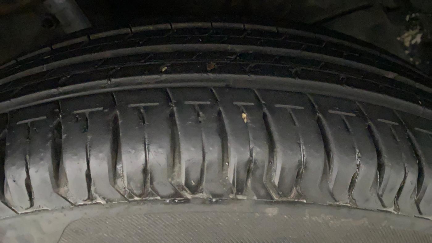 2014 Maruti Swift VXI, Petrol, Manual, 60,492 km, Left Front Tyre Tread