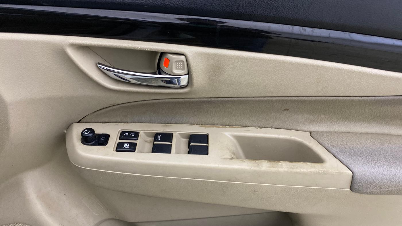 2016 Maruti Ciaz ZXI+ AT, Petrol, Automatic, 65,370 km, Driver Side Door Panels Control