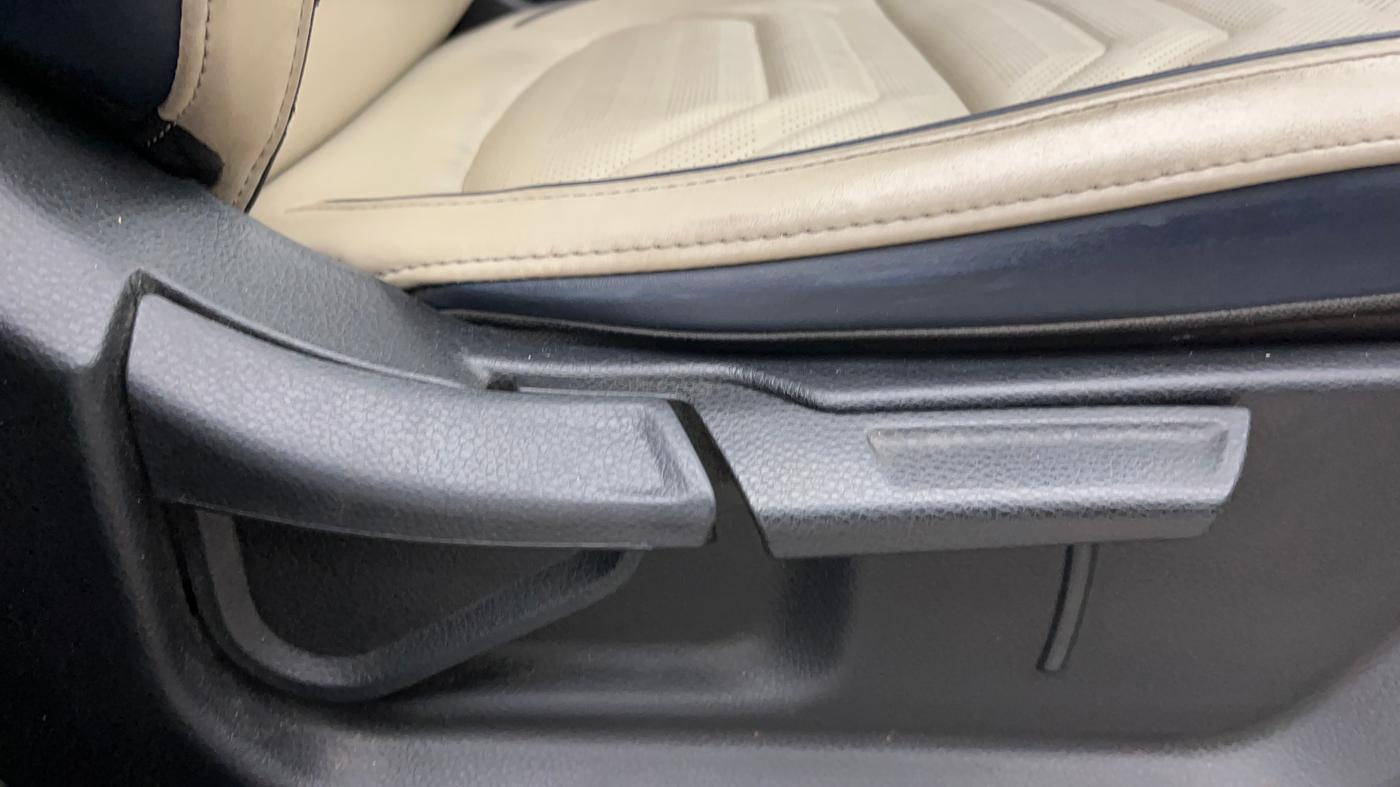 2023 KIA CARENS LUXURY PLUS 1.5 DIESEL AT 7 STR, Diesel, Automatic, 47,522 km, Driver Side Adjustment Panel