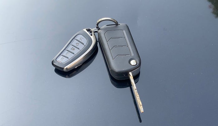 2023 Mahindra XUV300 W4 1.5 DIESEL, Diesel, Manual, 43,274 km, Key Close Up