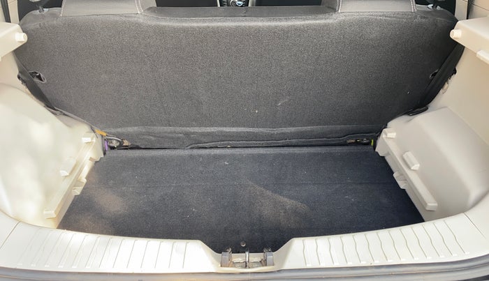 2023 Mahindra XUV300 W4 1.5 DIESEL, Diesel, Manual, 43,274 km, Boot Inside