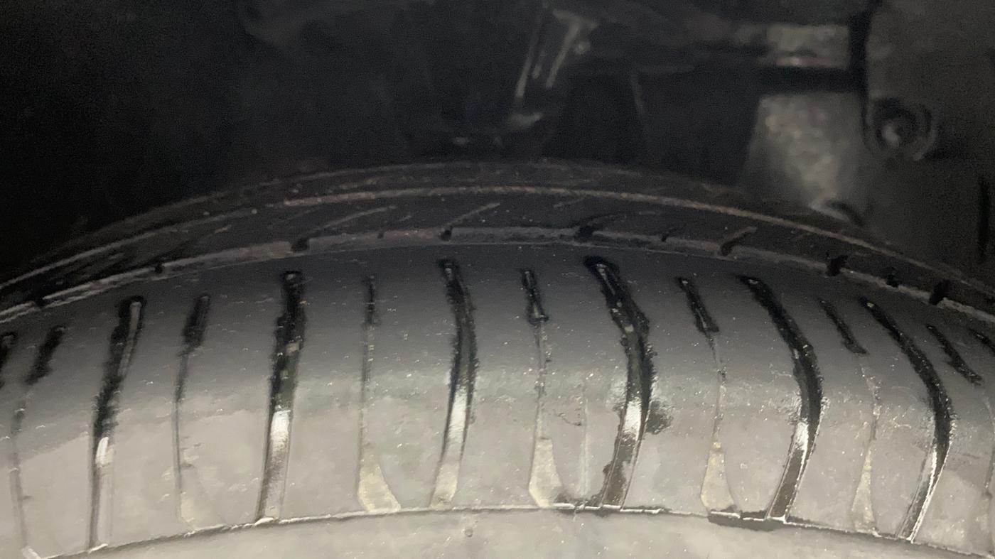 2013 Hyundai Eon MAGNA +, Petrol, Manual, 67,991 km, Right Front Tyre Tread