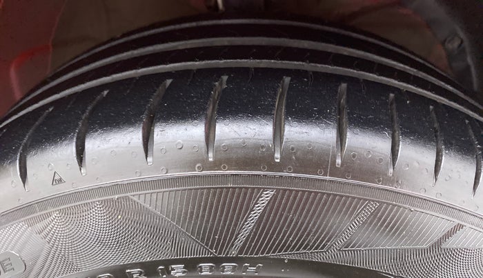 2018 Maruti Swift VXI AMT D, Petrol, Automatic, 60,498 km, Right Front Tyre Tread