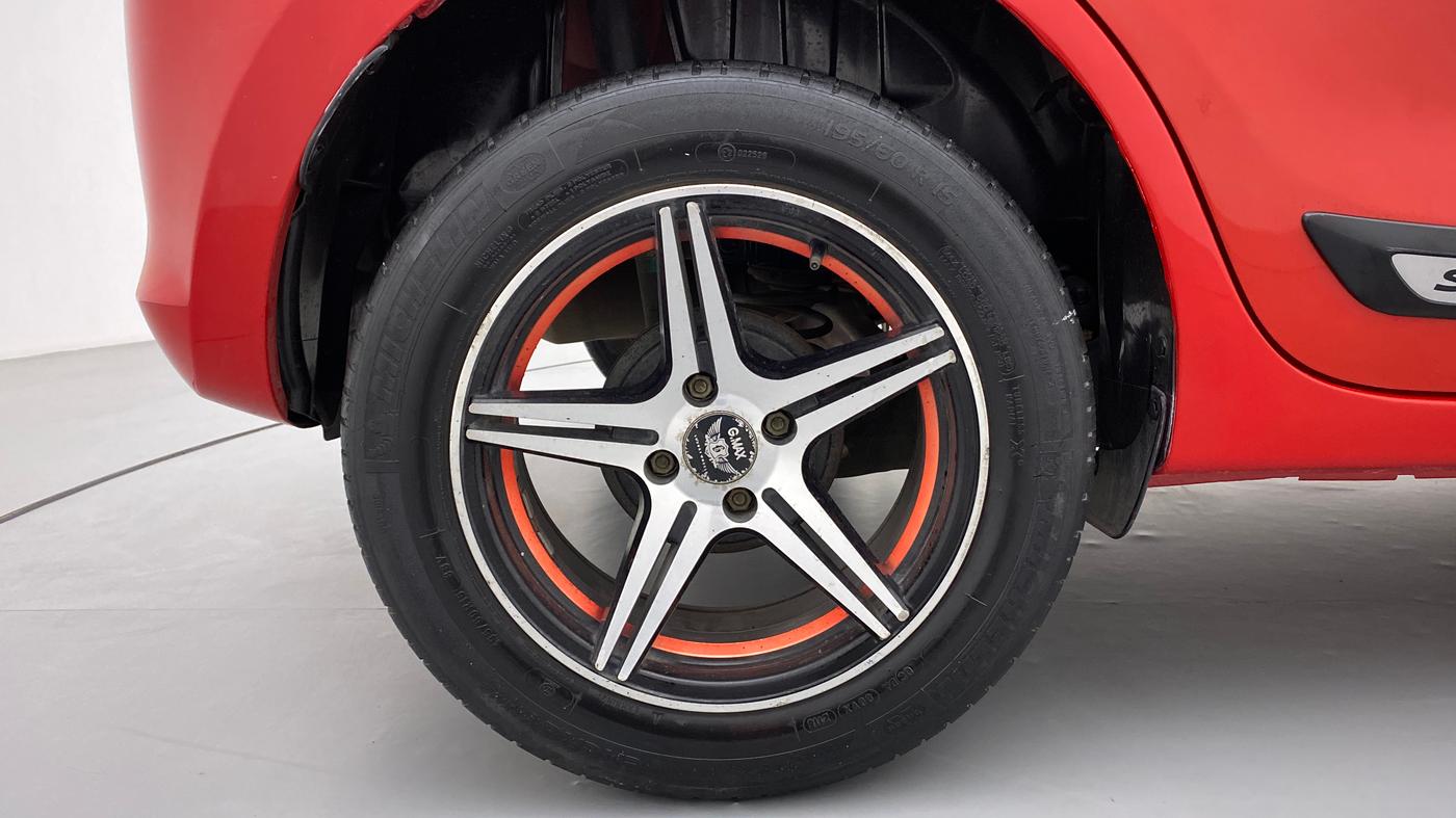 2018 Maruti Swift VXI AMT D, Petrol, Automatic, 60,498 km, Right Rear Wheel