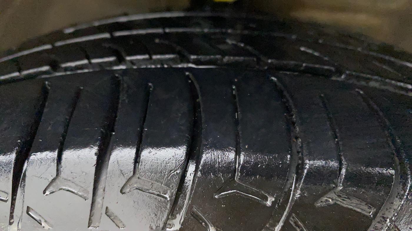 2016 Maruti Wagon R 1.0 VXI, CNG, Manual, 96,298 km, Right Front Tyre Tread