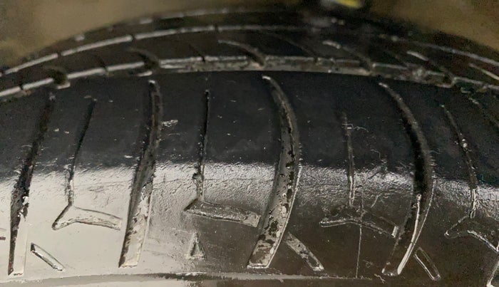 2016 Maruti Wagon R 1.0 VXI, CNG, Manual, 96,298 km, Left Front Tyre Tread