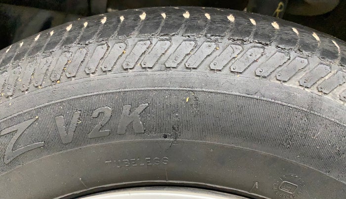 2015 Maruti Swift VDI ABS, Diesel, Manual, 45,074 km, Left front tyre - Minor crack