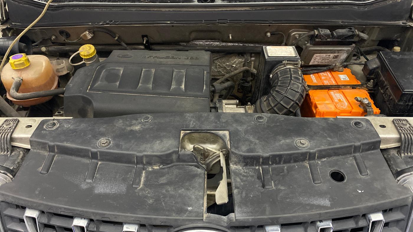 2015 Mahindra Kuv100 K8 6 STR, Petrol, Manual, 43,370 km, Engine View