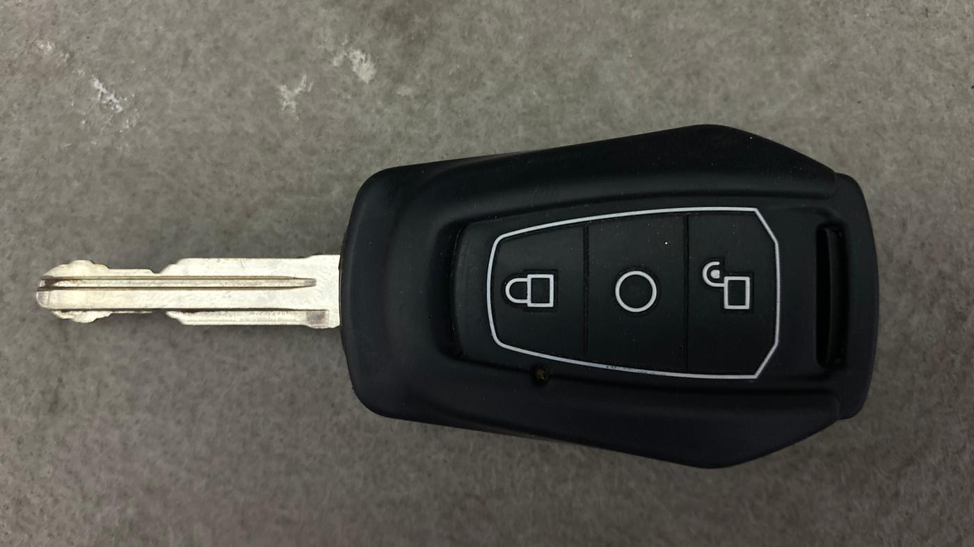 2015 Mahindra Kuv100 K8 6 STR, Petrol, Manual, 43,370 km, Key Close Up